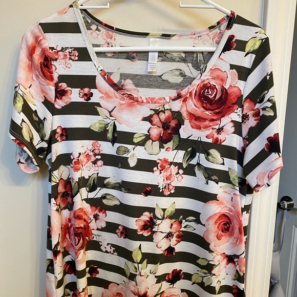 LuLaRoe Tops - Lularoe Classic T EUC